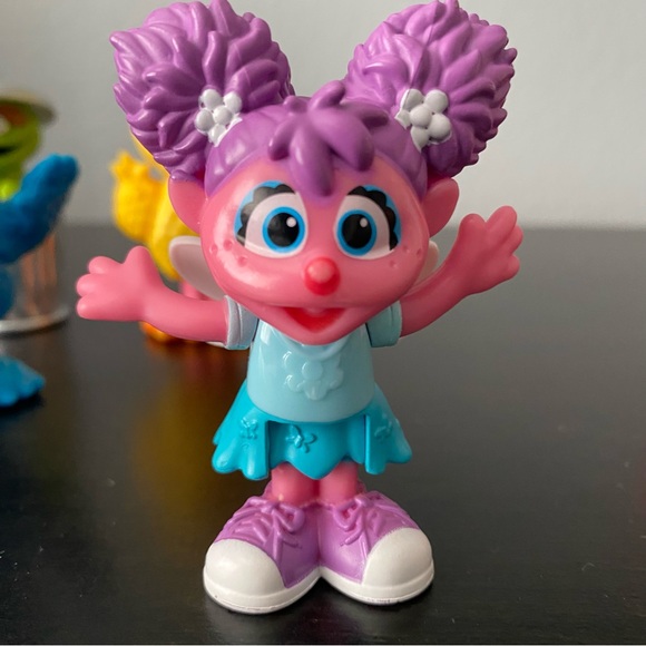 Sesame Street Neighborhood Friends, 6-piece Poseable Figurines - Picture 9 of 11